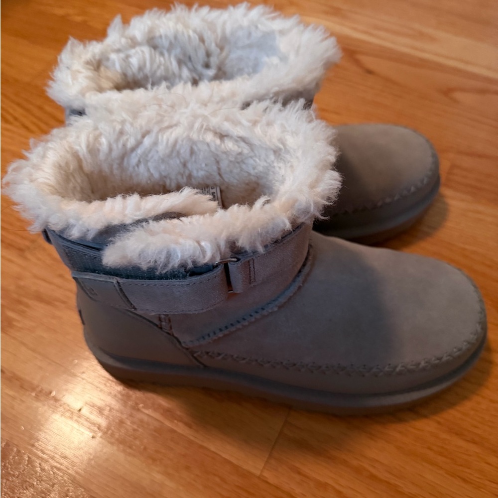 UGG Gray buckle strap boots with Cream Lining..New without tags. - Picture 3 of 5